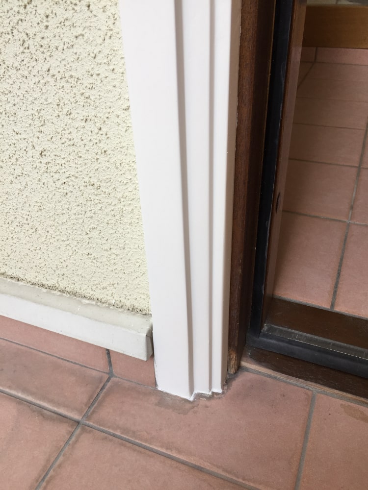 玄関ドアの枠の膨らみを新品同様に補修！　京都 BEFORE