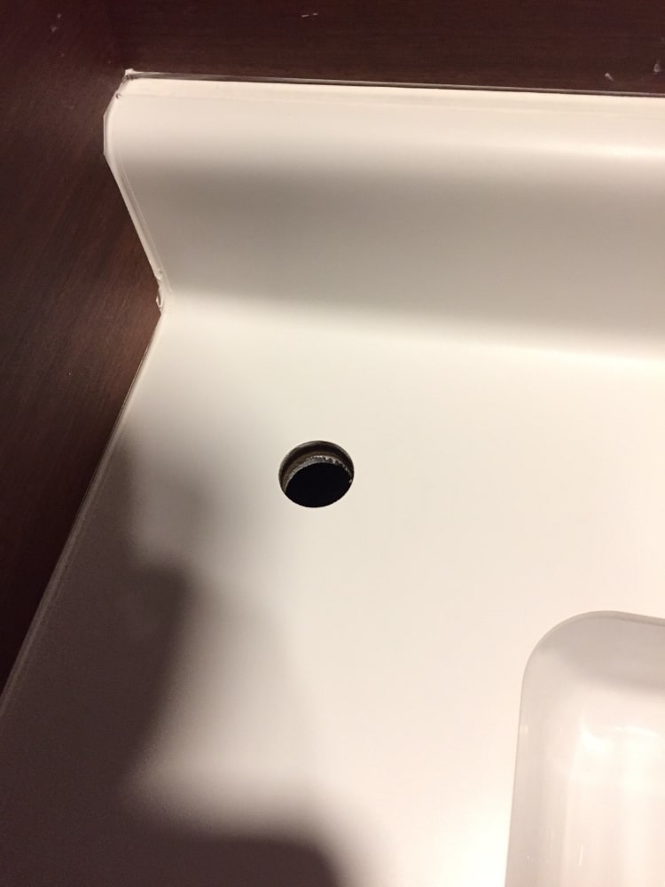 あけ間違えたトイレカウンターの穴を補修してなかったことに！　大阪 BEFORE