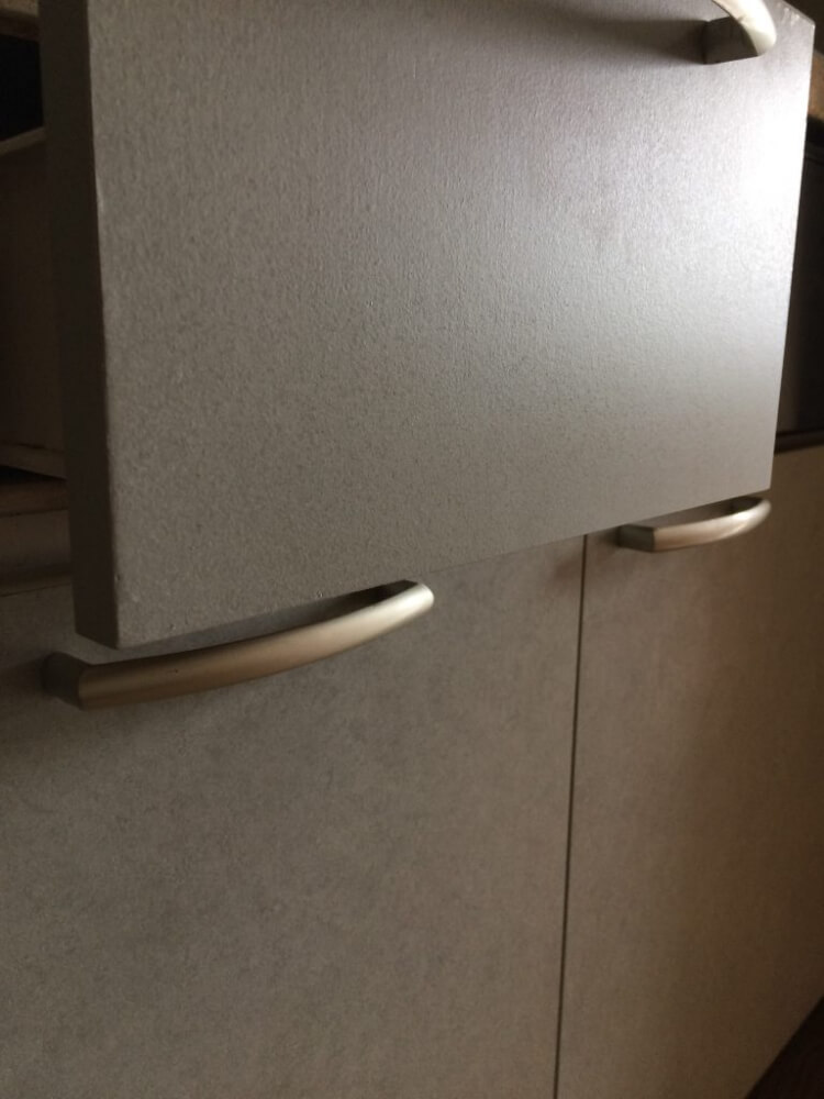 キッチン建具のシート剥がれと膨れ補修　　大阪西成区 BEFORE